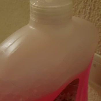 Gebrochener Produktdeckel bei Oberflächenreinigungsmittel im Şok Market