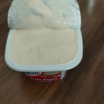 İçim Krem Peynirin Üzerinde Siyah Noktalar Var