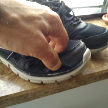 Skechers Marka Spor Ayakkabı 3-4 Ay İçinde Yandan Yırtıldı. Kalitesiz.