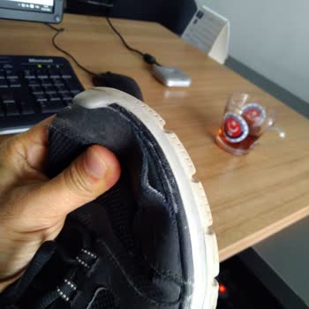 Skechers Marka Spor Ayakkabı 3-4 Ay İçinde Yandan Yırtıldı. Kalitesiz.