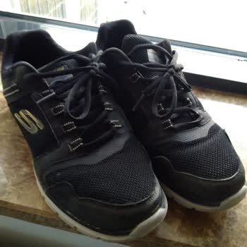 Skechers Marka Spor Ayakkabı 3-4 Ay İçinde Yandan Yırtıldı. Kalitesiz.