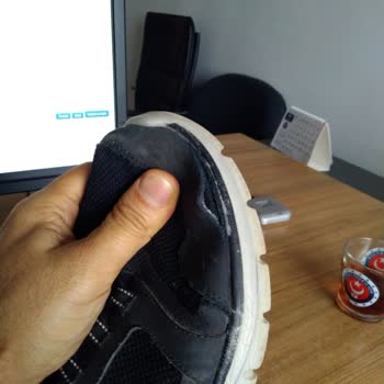 Skechers Marka Spor Ayakkabı 3-4 Ay İçinde Yandan Yırtıldı. Kalitesiz.