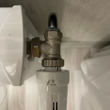 DemirDöküm Termostatik Arızalı Vana Ve Arkasında Durmayan DemirDöküm