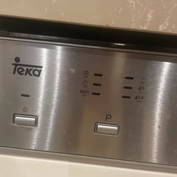 Teka Bulaşık Makinesi Rafı Kapladı Ve Paslandı.