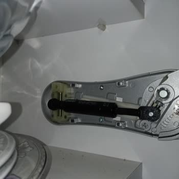 Samet A.Ş Mutfak Dolaplarının Pistonları Çalışmıyor Kapaklar Yukarıda Durmuyor