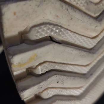 Üstü Hakiki Deri Ama Tabanı Çatlayan Greyder