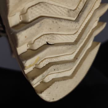 Üstü Hakiki Deri Ama Tabanı Çatlayan Greyder