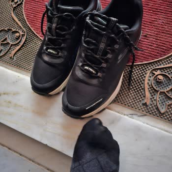 Skechers Su Geçirmez Dedikleri. Ayakkabı Su Geçiriyor