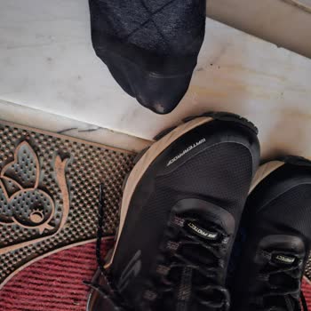 Skechers Su Geçirmez Dedikleri. Ayakkabı Su Geçiriyor