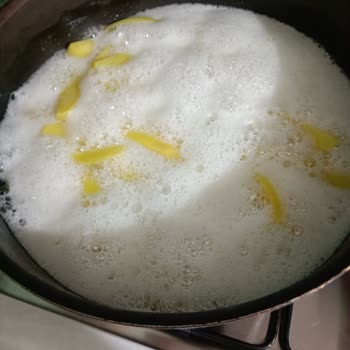 Komili Zeytinyağı Komili Sıvı Yağ Köpürmesi