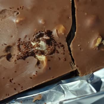 Minderwertige Alpia-Schokolade mit Wurm im Umlauf