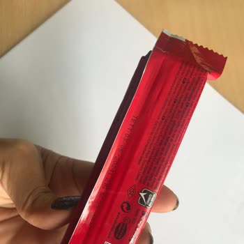 Eti Gıda Eti Hoşbeş Çikolatanın Üzerinde Beyaz Kabarcıklar
