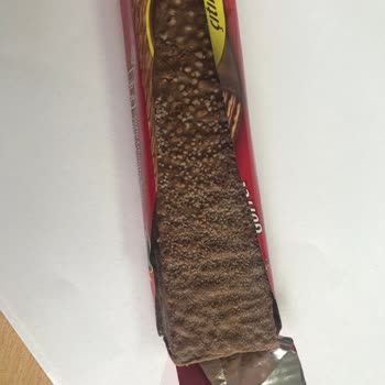 Eti Gıda Eti Hoşbeş Çikolatanın Üzerinde Beyaz Kabarcıklar