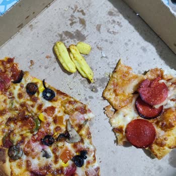 Pizza Hut Pizzada Plastik, Keskin Yabancı Madde.