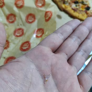 Pizza Hut Pizzada Plastik, Keskin Yabancı Madde.