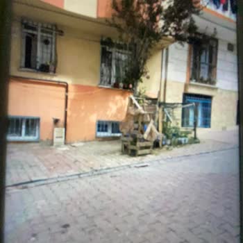 Esenyurt Belediyesi Binamızın Önünü İşgal Eden Tahtalarla Çevirili Saksılar.