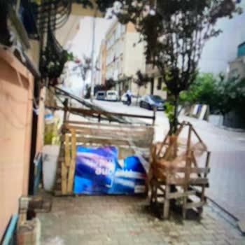Esenyurt Belediyesi Binamızın Önünü İşgal Eden Tahtalarla Çevirili Saksılar.