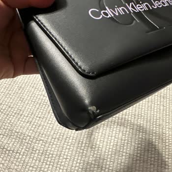 Calvin Klein Çanta Köşelerden Soyuldu