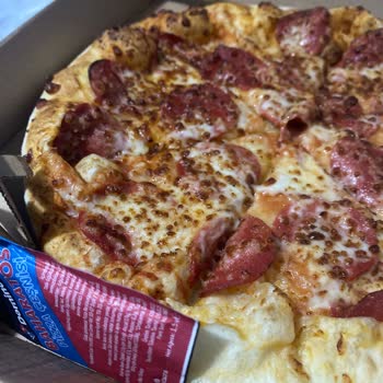Domino's Ta Yanlış Malzemeyle Gelen Yanık Pizzalar