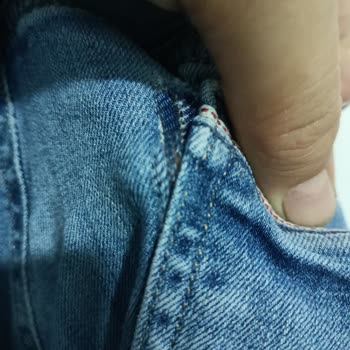 Mavi Pantolonlarına Sahip Çıkmıyor
