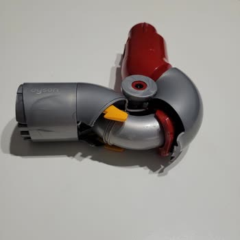 Dyson Dan V12 Aldım. Parçası İlk Kullanımda Kırıldı Şikayetçiyim.