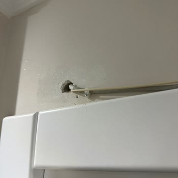 Superonline Eve 20 Metre Fazladan Kablo Bıraktı. Duvarlarımı Mahvetti