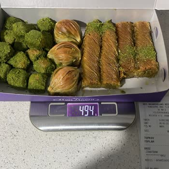 Hacı Hasan Oğulları 500 Gram Fıstıklı Tatlı 872TL Dikkatsizlik Diz Boyu