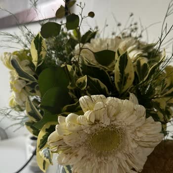 Çiçek Market (Karşıyaka) Yanlış Ürün Ve Çöpten Alınıp İnsanlara Gönderilen Çiçek.