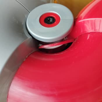 Dyson V15 Kablosuz Süpürge Mobilya Altı Ürünü İşlevsiz Hale Geldi!