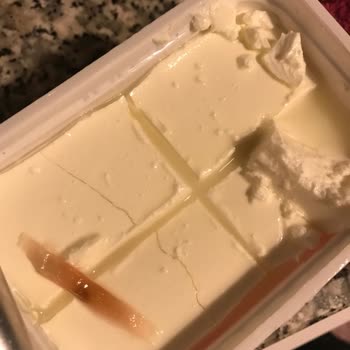 Bahçıvan Süzme Peynirin İçinden Yabancı Madde Çıkmıştır