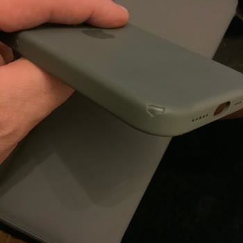 Apple Store İPhone 14 Kılıf Aşınması