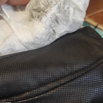 Кожаная куртка купленная в Derimod линяет