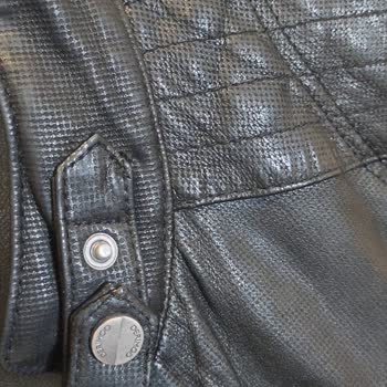 Кожаная куртка купленная в Derimod линяет