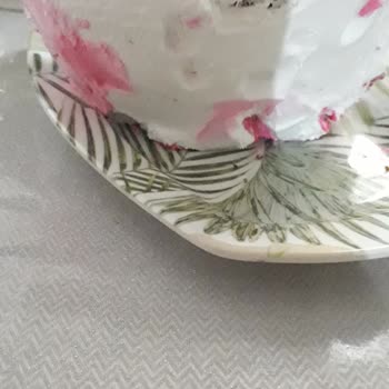 Şeker Ahmet Pastane & Cafe Pasta Bayat Ve Ağızda Acı Tat Bırakıyor Boya Elinden Çıkmıyor