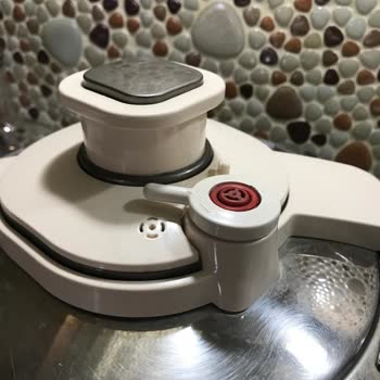 Korkmaz Mutfak Eşyaları Korkmaz Tessa 7 Litre Hava Kaçırıyor