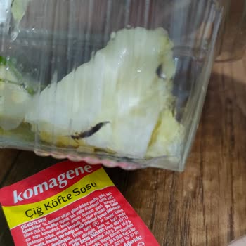 Komagene Çiğköfte, Göbek Salata Paketi İçinden Çıkan Siyah Böcek