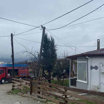 Elektrik Direği Tehlikesi Ve UEDAŞ'a Acil Çağrı