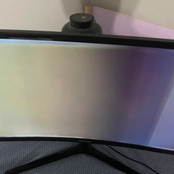 Samsung 24" 144 Hz 1 MS Curved Gaming Monitör Panel Arızası
