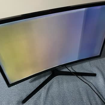 Samsung 24" 144 Hz 1 MS Curved Gaming Monitör Panel Arızası