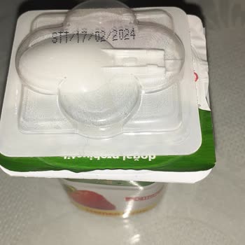 Danone Активиа йогурт с пробиотиком со вкусом клубники испорчен