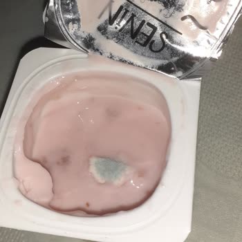 Danone Активиа йогурт с пробиотиком со вкусом клубники испорчен