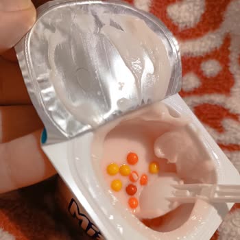 Волос в фруктовом йогурте Danone