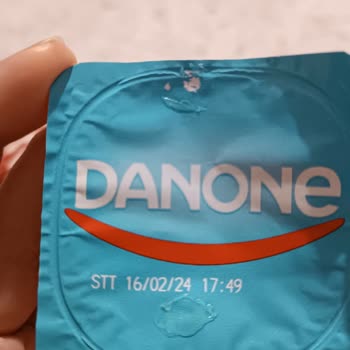 Волос в фруктовом йогурте Danone