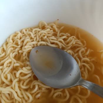 İndomie Marka Noodle Kurtçuklar Vardı