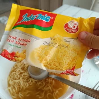 İndomie Marka Noodle Kurtçuklar Vardı