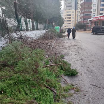 Onikişubat Belediyesi Okul Yolunda Sıkıntı Büyük