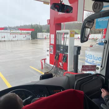 Kale Seyahat Araç İçinde İnsanlar Varken Benzin Alınması