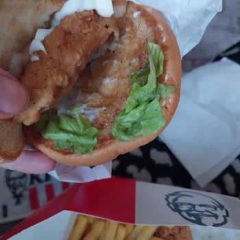 Antares KFC. Hamburger Demeye Bin Şahit