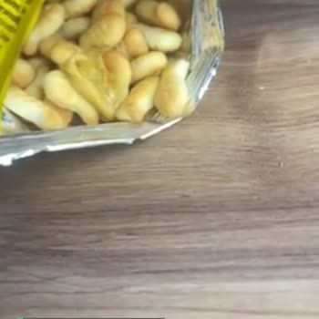 Eti Balık Krakerde Yapışmış Cisim