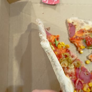 PizzaLazza Nın Müşterilerine Verdiği Ölü Pizza